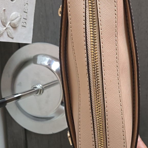 Michael Kors Cream Jet Set Crossbody Bag with Gold Accents - Picture 6 of 12